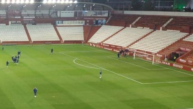 Los jugadores del Real Zaragoza y el Albacete una hora y media antes del partido en el Carlos Belmonte.