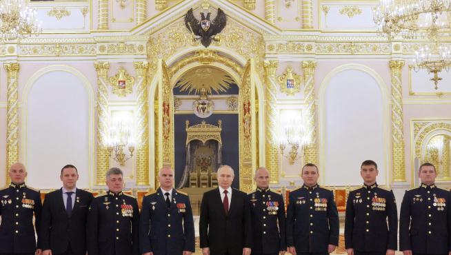 Entrega del título de 'Héroe de Rusia' a diez militares.