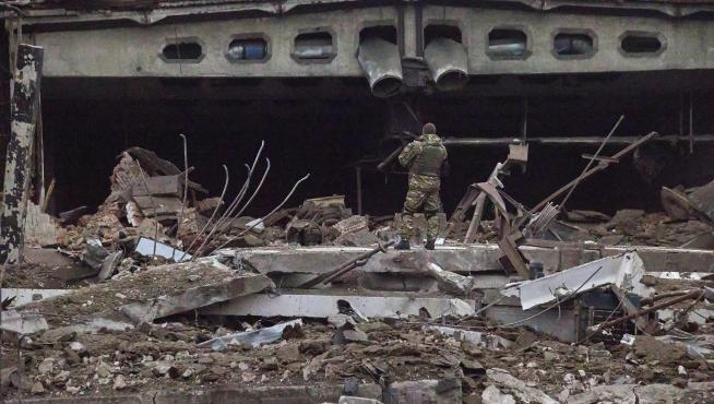 Destrozos causados por un ataque en Jarkov.