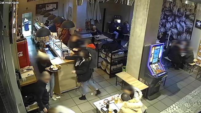 Momento de la agresión en un bar de la calle Delicias de Zaragoza