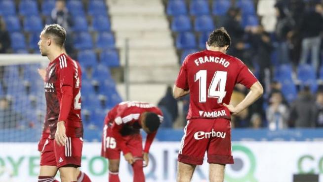 Hundimiento de los jugadores del Real Zaragoza tras caer derrotados este lunes en Leganés.