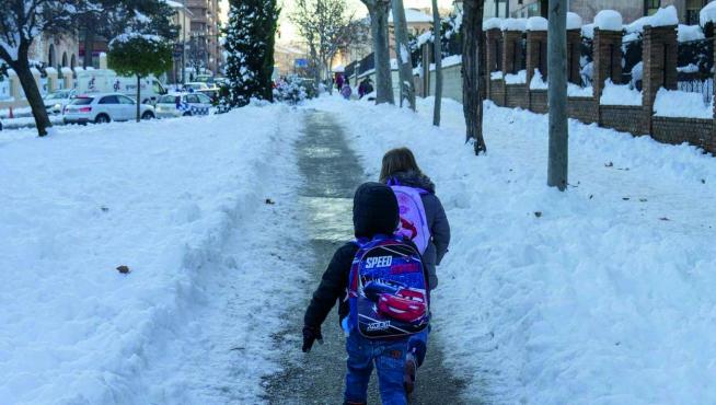 Dos niños acuden a la escuela en Teruel a pesar de la nieve y el hielo
