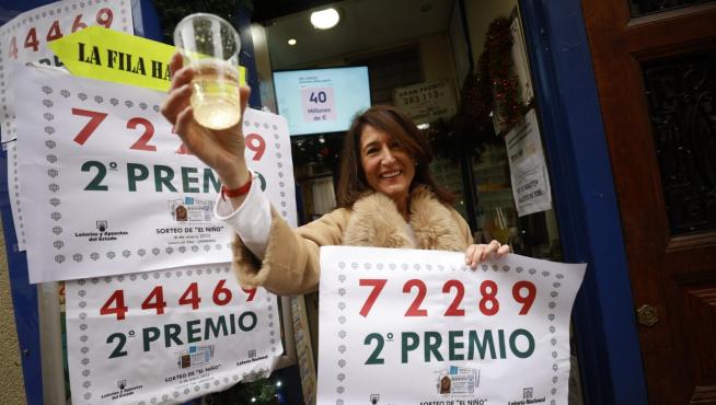 Maite Pérez Lafuente, de la administración nº 2 'El Pilar' en Zaragoza, celebra haber vendido uno de los décimos del segundo premio.