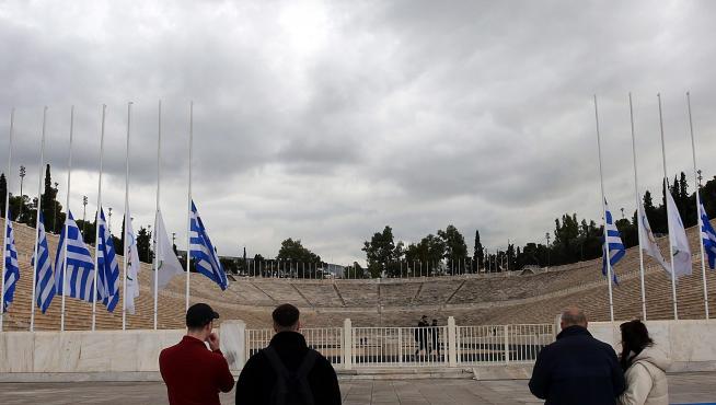 Banderas a media asta en Atenas por la muerte de Constantino de Grecia. GREECE PEOPLE CONSTANTIN DEATH