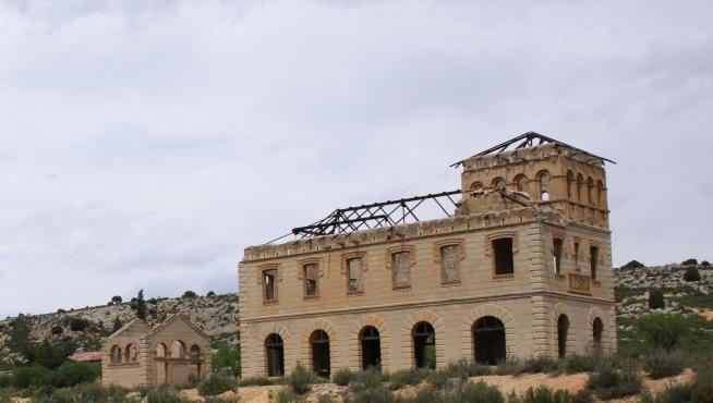 La estación de Alcorisa, una de las nueve que salpican el tren Teruel-Alcañiz, en estado ruinoso.