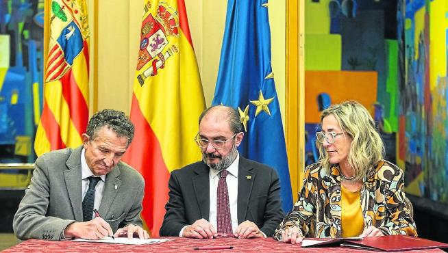 Jesús Félez y Javier Lambán firman el acuerdo, en presencia de la notaria.