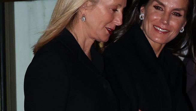 La reina Letizia (a la derecha), en actitud muy amigable con Marie Chantal Miller, la esposa del primo de su marido.