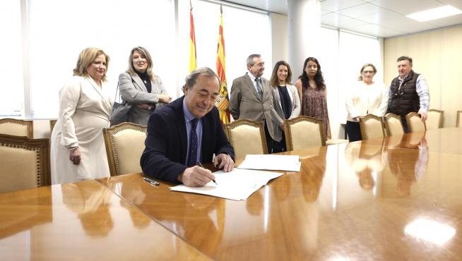Momento de la firma del preacuerdo, este jueves en la sede del Salud, en Zaragoza.