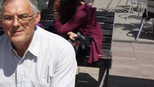 Olga Martínez y Paco Robles ante un puesto con su más de un centenar de libros.