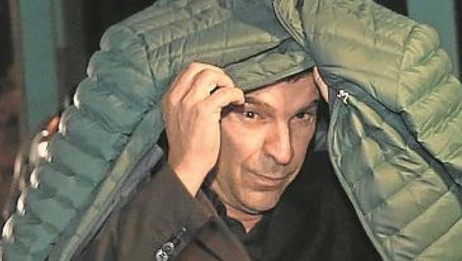 Javier Pérez, detenido por presuntas agresiones en los Feroz, a la salida del Juzgado de Instrucción número 6 de Zaragoza.