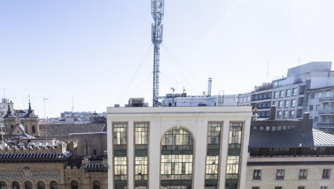 El edificio de Telefónica se construyó en 1927 y cambió de propietario en 2016, que negocia ahora su arrendamiento con Primark.