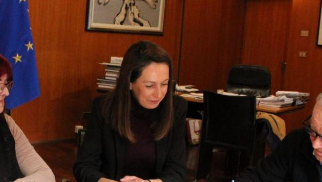 El presidente de la DPH, Miguel Gracia, firma en apoyo al colectivo de trabajadoras de la limpieza y recibe las 6.000 firmas de los ciudadanos respaldando a las empleadas del sector.