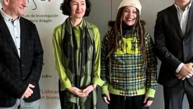 La rapera Chata Flores, junto a representantes institucionales.