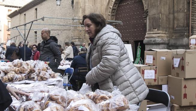 Por las puertas de San Pablo pasan cada 3 de febrero cientos de files para comprar rosquillas.