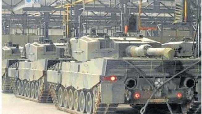 Varias unidades del tanque Leopard 2A4 aparcados en el centro logístico de Casetas, en Zaragoza.