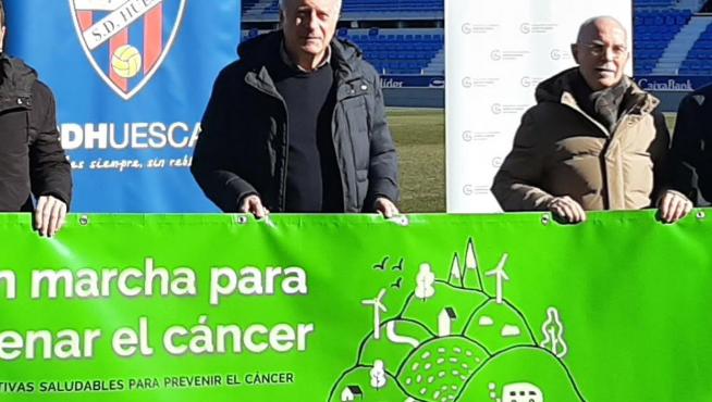 Representantes del club y de la AECC, con la pancarta alusiva a esta iniciativa