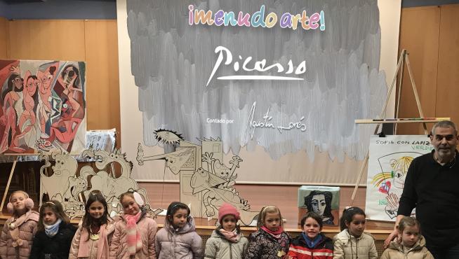 Agustín Lorés con niños y niñas participantes en el programa 'Menudo Arte' que conmemora el 50º aniversario de la muerte de Picasso.
