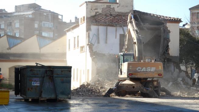 Demolición del colegio Pedro I de Barbastro para construir el Centro de Salud.