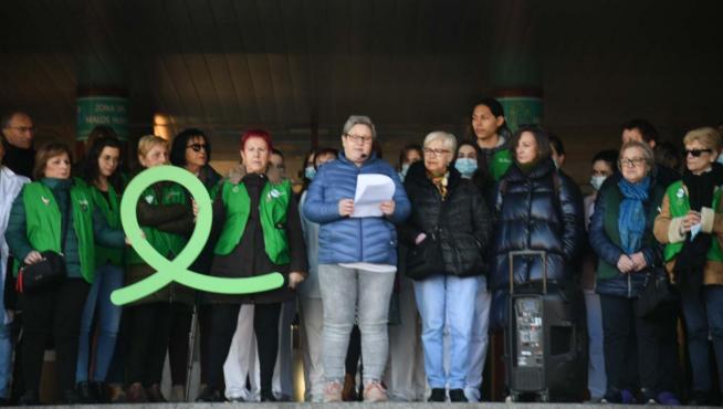 Lectura del manifiesto contra el cáncer a las puertas del hospital Clínico