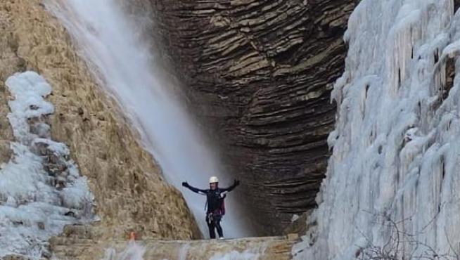 Carámbanos de hielo en la cascada de Orós Alto.