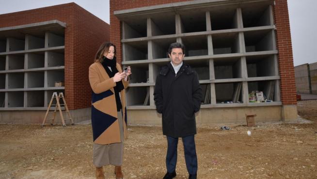 María Rodrigo y Luis Felipe ante el nuevo bloque de nichos que se ha construido en el cementerio.