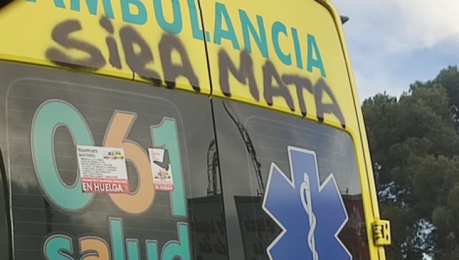 La ambulancia con pintadas contra la consejera de Sanidad, Sira Repollés.