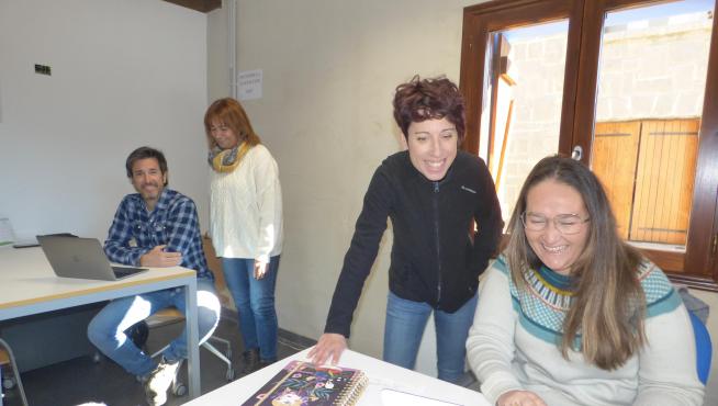 El espacio de coworking de Biescas ya lo ocupan tres empresarios. En la foto, con la alcaldesa, la segunda por la izquierda.