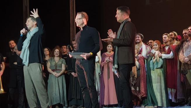 El hijo de Noah Gordon, Michael S. Gordon, este sábado sobre el escenario del Teatro Principal de Zaragoza al acabar la representación del musical 'El Médico'.