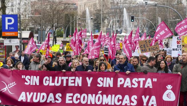 "Sin gluten y sin pasta", los celiacos se manifiestan para pedir ayudas en Madrid.
