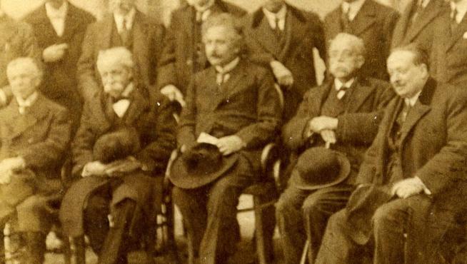 Albert Einstein y Blas Cabrera (primero por la derecha, sentado) se encontraron realmente en Madrid en 1923. En esta fotografía, tomada desde un lateral con una cámara no profesional, el Nobel se retrató en la Facultad de Ciencias de la Universidad Central de Madrid.