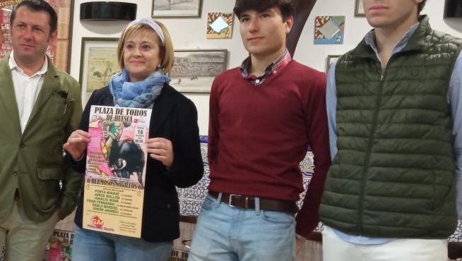 Porta Miravé, Ricardo Aguín 'El Molinero', Gloria Ruiz, Jorge Mallén e Ignacio Boné, en la presentación de la novillada que se celebrará en Huesca el 18 de marzo.