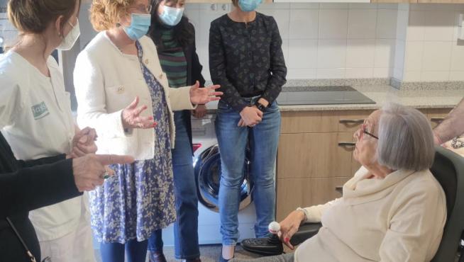 Carmen Sancho, en primer plano, y Emilia Nájera, seguna por la derecha, muestran la cocina instalada esta unidad de residencia