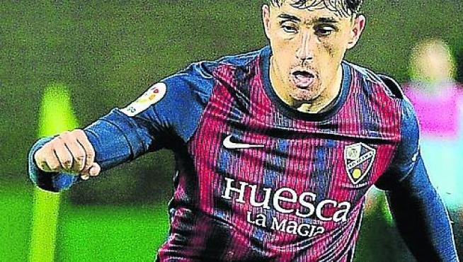 Ignasi Vilarrasa cuelga un centro al área en El Sardinero.