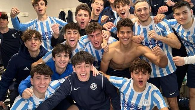 El juvenil del Racing Club Zaragoza celebra una victoria en el vestuario.
