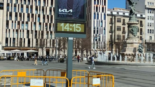 El nuevo termómetro-reloj que se ha instalado en la plaza de España de Zaragoza.