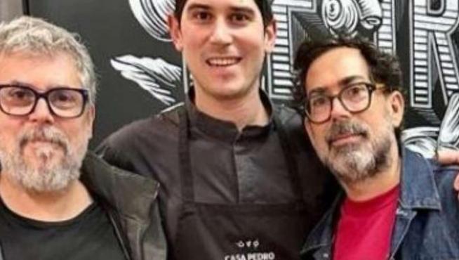 Los hermanos Ferreiro junto a Javier Carcas.
