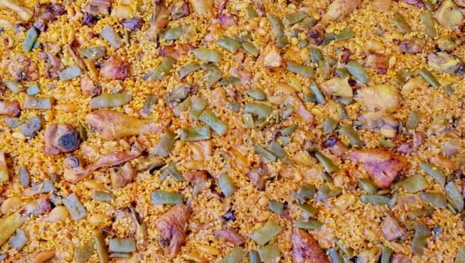 Una gran paella valenciana del restaurante Fuentecerrada.