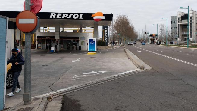 El atropello se produjo el 27 de febrero de 2022 junto a esta gasolinera de Zaragoza.