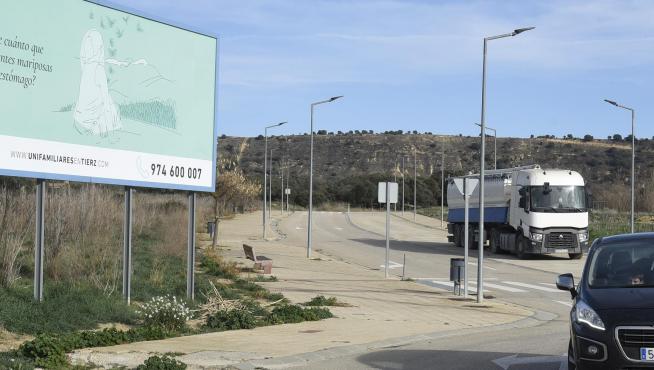 Valla publicitaria que anuncia la construcción de viviendas unifamiliares en Tierz, a solo 6 kilómetros de Huesca.