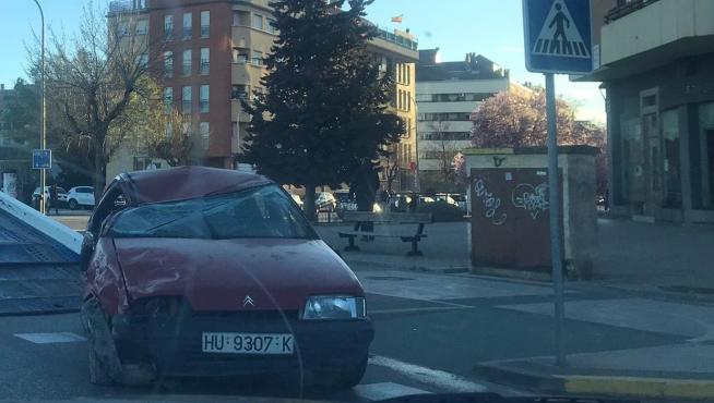 Una grúa retiró el vehículo accidentado tras el vuelco en Huesca.