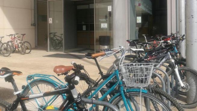 Bicicletas en el campus de Huesca, que favorece la movilidad sostenible.