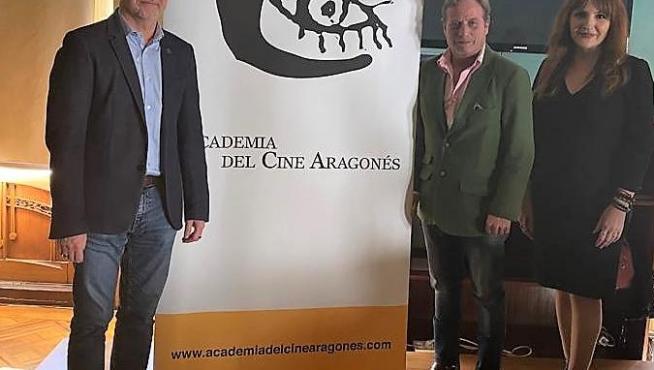 Ramón Lasaosa, concejal de Cultura de Huesca, Jesús Marco, presidente de Academia del Cine Aragonés, y Miriam Martín, secretaria de la ACA..