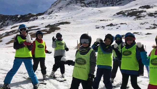 Un grupo de escolares disfruta de la nieve en la estación de esquí de Aramón Cerler.