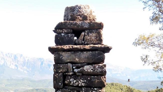 La cruz de forja estaba sobre este montículo de piedras.