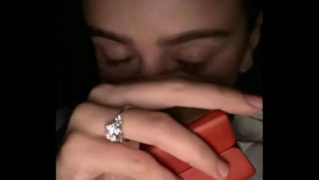 Rosalía llorando mientras muestra un anillo de brillantes al final del videoclip ‘Beso’.