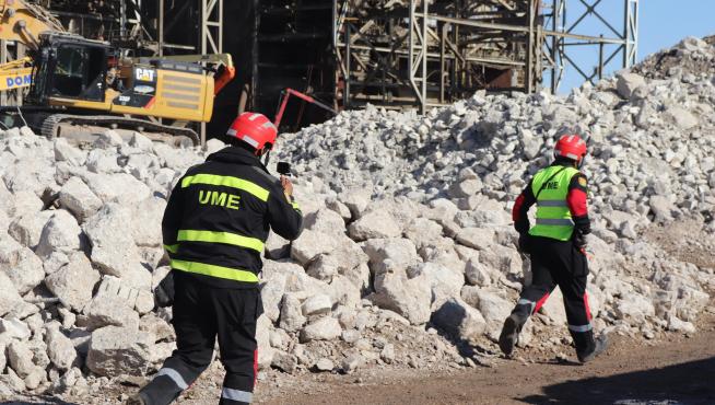 La UME de BIEM IV se ejercita entre los restos de la chimenea de la antigua central térmica de Andorra.