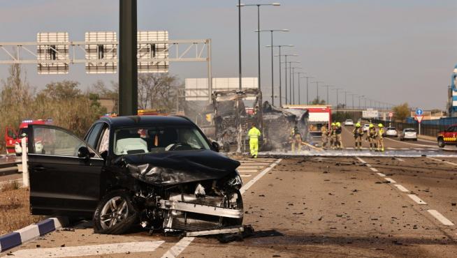 Aparatoso accidente entre un coche y un camión en la N-232.