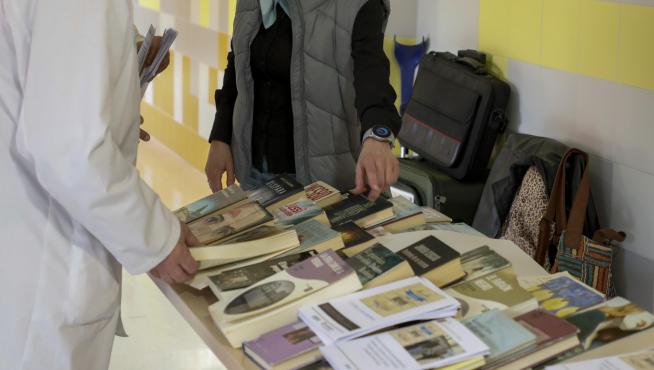 Luis Cruz y Eva Jiménez, con algunos libros de la biblioteca portatil del hospital.