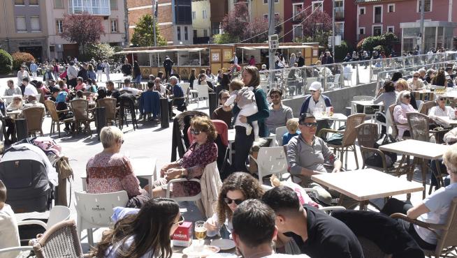 Las terrazas de los bares de la plaza Biscós de Jaca, llenas de clientes este sábado al mediodía.