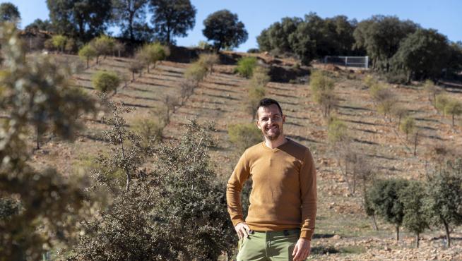 Daniel Brito, en una plantación de encinas y robles para producir trufa negra en Sarrión.